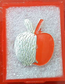 Значок "Яблоко. Серебро-красный" в футляре - Вольные стрелки